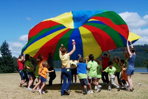 Kids playing the game "parachute"